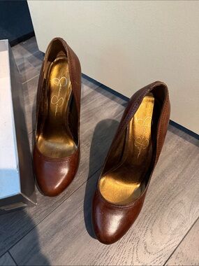 Jessica Simpson Brown Leather Round-Toe Pumps with Gold Insole